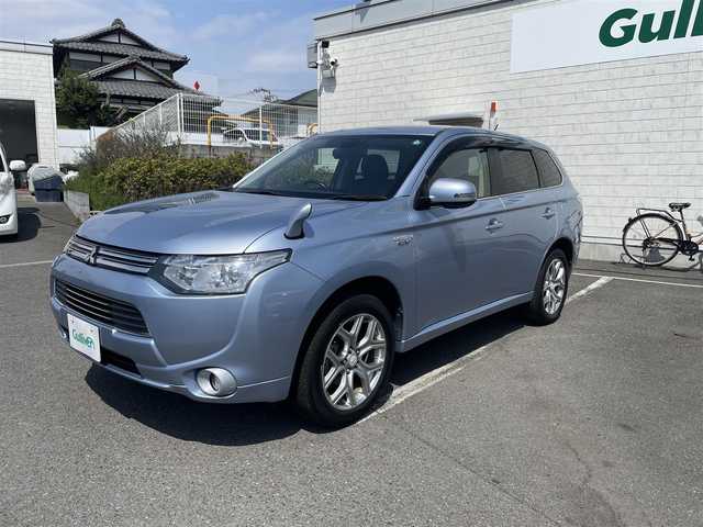 三菱 アウトランダー ＰＨＥＶ G セーフティパッケージ 神奈川県 2013(平25)年 1.5万km テクニカルシルバーメタリック ワンオーナー/社外ナビ/・ワンセグTV/・SD/DVD/BT/充電ケーブル有/衝突被害軽減ブレーキシステム/レーダークルーズコントロールシステム/車線逸脱警報システム/デジタルルームミラー/4WD/ETC/バックカメラ/フォグライト/社外シートヒーター(D席＋N席)/寒冷地仕様車/スマートキー×2/取扱説明書/整備手帳