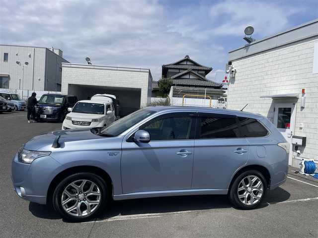 三菱 アウトランダー ＰＨＥＶ G セーフティパッケージ 神奈川県 2013(平25)年 1.5万km テクニカルシルバーメタリック ワンオーナー/社外ナビ/・ワンセグTV/・SD/DVD/BT/充電ケーブル有/衝突被害軽減ブレーキシステム/レーダークルーズコントロールシステム/車線逸脱警報システム/デジタルルームミラー/4WD/ETC/バックカメラ/フォグライト/社外シートヒーター(D席＋N席)/寒冷地仕様車/スマートキー×2/取扱説明書/整備手帳