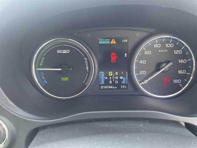 三菱 アウトランダー ＰＨＥＶ G セーフティパッケージ 神奈川県 2013(平25)年 1.5万km テクニカルシルバーメタリック ワンオーナー/社外ナビ/・ワンセグTV/・SD/DVD/BT/充電ケーブル有/衝突被害軽減ブレーキシステム/レーダークルーズコントロールシステム/車線逸脱警報システム/デジタルルームミラー/4WD/ETC/バックカメラ/フォグライト/社外シートヒーター(D席＋N席)/寒冷地仕様車/スマートキー×2/取扱説明書/整備手帳