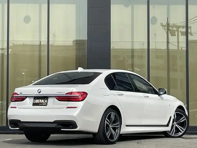 ＢＭＷ ７４０ｄ xDrive Mスポーツ 石川県 2018(平30)年 6.5万km パール リアコンフォートパッケージ/4WD/エアサスペンション/純正20incAW/リアエンタテイメントシステム/純正メモリナビ/バック/フロント/サイド/全方位カメラ/フルセグTV/Bluetooth/CD/DVD/USB/Harman Kardonプレミアムサウンド/衝突軽減ブレーキ/ブラインドスポットモニター/オートクルーズコントロール/オートライト/オートマチックハイビーム/LEDヘッドライト/茶革シート/パワーシート(全席)/シートヒーター(全席)/ベンチレーション(全席)/ステアリングヒーター/ガラスサンルーフ/イージークローザードア/ビルトインETC(ミラー一体型)