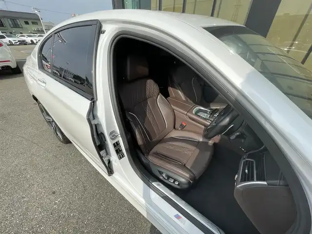 ＢＭＷ ７４０ｄ xDrive Mスポーツ 石川県 2018(平30)年 6.5万km パール リアコンフォートパッケージ/4WD/エアサスペンション/純正20incAW/リアエンタテイメントシステム/純正メモリナビ/バック/フロント/サイド/全方位カメラ/フルセグTV/Bluetooth/CD/DVD/USB/Harman Kardonプレミアムサウンド/衝突軽減ブレーキ/ブラインドスポットモニター/オートクルーズコントロール/オートライト/オートマチックハイビーム/LEDヘッドライト/茶革シート/パワーシート(全席)/シートヒーター(全席)/ベンチレーション(全席)/ステアリングヒーター/ガラスサンルーフ/イージークローザードア/ビルトインETC(ミラー一体型)
