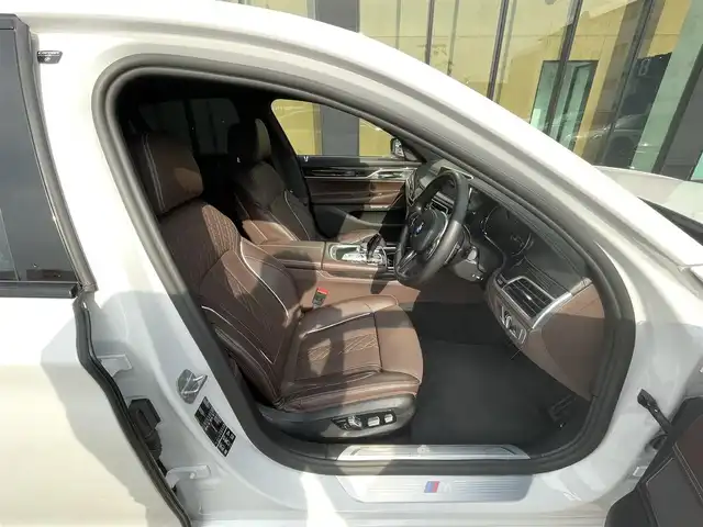 ＢＭＷ ７４０ｄ xDrive Mスポーツ 石川県 2018(平30)年 6.5万km パール リアコンフォートパッケージ/4WD/エアサスペンション/純正20incAW/リアエンタテイメントシステム/純正メモリナビ/バック/フロント/サイド/全方位カメラ/フルセグTV/Bluetooth/CD/DVD/USB/Harman Kardonプレミアムサウンド/衝突軽減ブレーキ/ブラインドスポットモニター/オートクルーズコントロール/オートライト/オートマチックハイビーム/LEDヘッドライト/茶革シート/パワーシート(全席)/シートヒーター(全席)/ベンチレーション(全席)/ステアリングヒーター/ガラスサンルーフ/イージークローザードア/ビルトインETC(ミラー一体型)