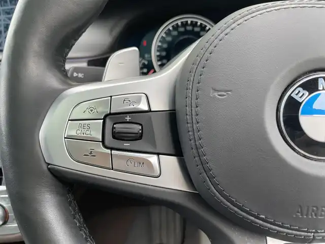 ＢＭＷ ７４０ｄ xDrive Mスポーツ 石川県 2018(平30)年 6.5万km パール リアコンフォートパッケージ/4WD/エアサスペンション/純正20incAW/リアエンタテイメントシステム/純正メモリナビ/バック/フロント/サイド/全方位カメラ/フルセグTV/Bluetooth/CD/DVD/USB/Harman Kardonプレミアムサウンド/衝突軽減ブレーキ/ブラインドスポットモニター/オートクルーズコントロール/オートライト/オートマチックハイビーム/LEDヘッドライト/茶革シート/パワーシート(全席)/シートヒーター(全席)/ベンチレーション(全席)/ステアリングヒーター/ガラスサンルーフ/イージークローザードア/ビルトインETC(ミラー一体型)