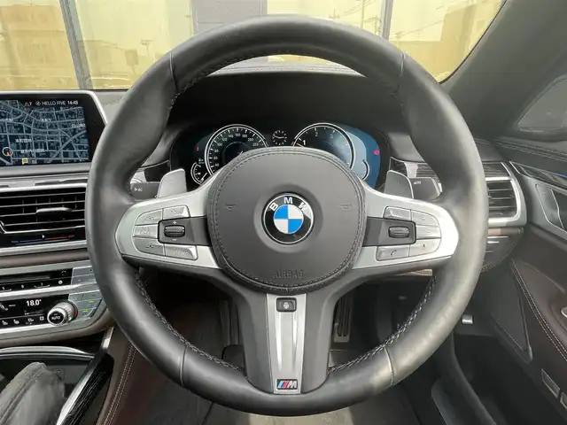 ＢＭＷ ７４０ｄ xDrive Mスポーツ 石川県 2018(平30)年 6.5万km パール リアコンフォートパッケージ/4WD/エアサスペンション/純正20incAW/リアエンタテイメントシステム/純正メモリナビ/バック/フロント/サイド/全方位カメラ/フルセグTV/Bluetooth/CD/DVD/USB/Harman Kardonプレミアムサウンド/衝突軽減ブレーキ/ブラインドスポットモニター/オートクルーズコントロール/オートライト/オートマチックハイビーム/LEDヘッドライト/茶革シート/パワーシート(全席)/シートヒーター(全席)/ベンチレーション(全席)/ステアリングヒーター/ガラスサンルーフ/イージークローザードア/ビルトインETC(ミラー一体型)