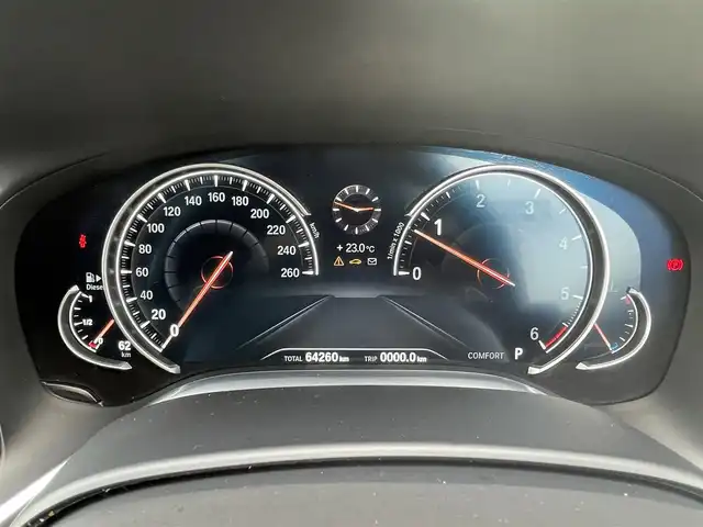 ＢＭＷ ７４０ｄ xDrive Mスポーツ 石川県 2018(平30)年 6.5万km パール リアコンフォートパッケージ/4WD/エアサスペンション/純正20incAW/リアエンタテイメントシステム/純正メモリナビ/バック/フロント/サイド/全方位カメラ/フルセグTV/Bluetooth/CD/DVD/USB/Harman Kardonプレミアムサウンド/衝突軽減ブレーキ/ブラインドスポットモニター/オートクルーズコントロール/オートライト/オートマチックハイビーム/LEDヘッドライト/茶革シート/パワーシート(全席)/シートヒーター(全席)/ベンチレーション(全席)/ステアリングヒーター/ガラスサンルーフ/イージークローザードア/ビルトインETC(ミラー一体型)