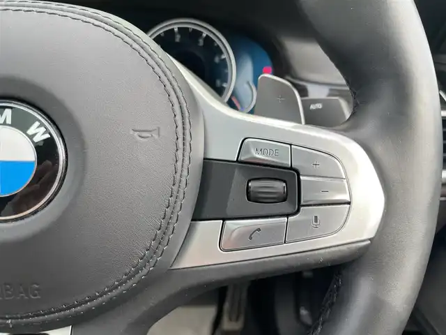 ＢＭＷ ７４０ｄ xDrive Mスポーツ 石川県 2018(平30)年 6.5万km パール リアコンフォートパッケージ/4WD/エアサスペンション/純正20incAW/リアエンタテイメントシステム/純正メモリナビ/バック/フロント/サイド/全方位カメラ/フルセグTV/Bluetooth/CD/DVD/USB/Harman Kardonプレミアムサウンド/衝突軽減ブレーキ/ブラインドスポットモニター/オートクルーズコントロール/オートライト/オートマチックハイビーム/LEDヘッドライト/茶革シート/パワーシート(全席)/シートヒーター(全席)/ベンチレーション(全席)/ステアリングヒーター/ガラスサンルーフ/イージークローザードア/ビルトインETC(ミラー一体型)