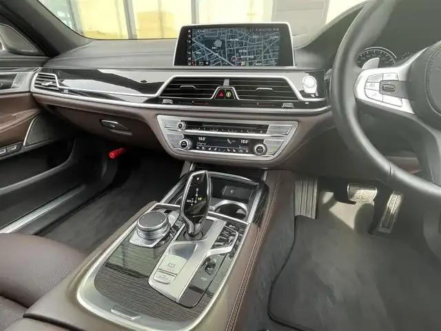 ＢＭＷ ７４０ｄ xDrive Mスポーツ 石川県 2018(平30)年 6.5万km パール リアコンフォートパッケージ/4WD/エアサスペンション/純正20incAW/リアエンタテイメントシステム/純正メモリナビ/バック/フロント/サイド/全方位カメラ/フルセグTV/Bluetooth/CD/DVD/USB/Harman Kardonプレミアムサウンド/衝突軽減ブレーキ/ブラインドスポットモニター/オートクルーズコントロール/オートライト/オートマチックハイビーム/LEDヘッドライト/茶革シート/パワーシート(全席)/シートヒーター(全席)/ベンチレーション(全席)/ステアリングヒーター/ガラスサンルーフ/イージークローザードア/ビルトインETC(ミラー一体型)