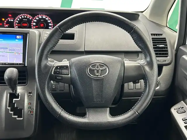 トヨタ ヴォクシー ZS 煌Z 鹿児島県 2013(平25)年 11.7万km ホワイトパールクリスタルシャイン アルパインナビ/(フルセグ/Bluetooth/DVD/CD)/前後ドライブレコーダー/後席モニター/バックカメラ/ＥＴＣ/両側パワースライドドア/純正アルミホイール/純正フロアマット/フロントフォグランプ/ドアバイザー/スマートキー/プッシュスタート