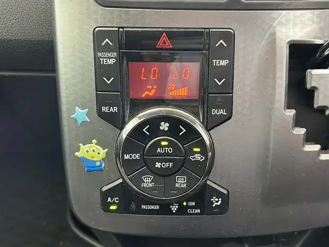 トヨタ ヴォクシー ZS 煌Z 鹿児島県 2013(平25)年 11.7万km ホワイトパールクリスタルシャイン アルパインナビ/(フルセグ/Bluetooth/DVD/CD)/前後ドライブレコーダー/後席モニター/バックカメラ/ＥＴＣ/両側パワースライドドア/純正アルミホイール/純正フロアマット/フロントフォグランプ/ドアバイザー/スマートキー/プッシュスタート
