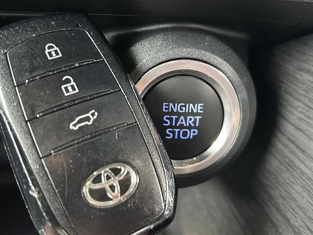 トヨタ ハリアー Z レザーパッケージ 岐阜県 2020(令2)年 3.2万km ホワイトパールクリスタルシャイン ワンオーナー/JBLプレミアムサウンド/デジタルインナーミラー/レザーシート/電動リアゲート/ETC2.0/レーダー（ZERO808LV）/純正メーカーマルチ12.3インチナビ/（フルセグ、AM、FM、BT、USB、Miracast)/バックカメラ/レーダークルーズコントロール/プリクラッシュセーフティ/ブラインドスポットモニター/レーントレーニングアシスト/リアクロストラフィックアラート/パーキングサポートブレーキ/先行車発進お知らせ機能/アダプティクハイビームシステム/ロードサインアシスト/ヘッドアップディスプレイ/クリアランスソナー/革巻きステアリング/ステアリングスイッチ/ステアリングヒーター/パワーシート/シートヒーター/ベンチレーション/置くだけ充電/電動パーキングブレーキ/オートホールド/ISOFIX/LEDヘッドライト/フォグライト/純正ドアバイザー／マット/スマートキー×２/プッシュスタート