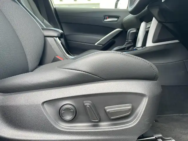 トヨタ カローラ クロス ハイブリッド Z 福岡県 2024(令6)年 0.1万km プラチナホワイトパールマイカ ワンオーナー/純正メーカーナビ/（Bluetooth対応/フルセグTV/AM/FM）/サンルーフ/レーダークルーズコントロール/ブラインドスポットモニター/360度カメラ/バックカメラ/前席シートヒーター/置くだけ充電/パワーバックドア/ルーフレール/ビルトインETC/純正フロアマット/純正アルミホイール/プッシュスタート/ハーフレザー/保証書/取扱説明書/スペアキー/スマートキー