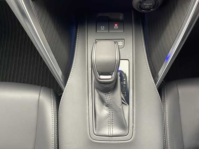 トヨタ ハリアー ハイブリッド Z 長野県 2024(令6)年 1.4万km プラチナホワイトパールマイカ 4WD/調光パノラマルーフ/寒冷地仕様/純正ナビ/（フルセグ/Bluetooth/USB/AM/FM)/全方位モニター/JBLサウンド/衝突軽減ブレーキ/車線逸脱防止/レーダークルーズコントロール/前後コーナーセンサー/ETC2.0/ブラインドスポットモニター/パワーバックドア/デジタルインナーミラー/D席パワーシート/前後ドライブレコーダー（TZ-PR210)/革巻きステアリング/取扱説明書