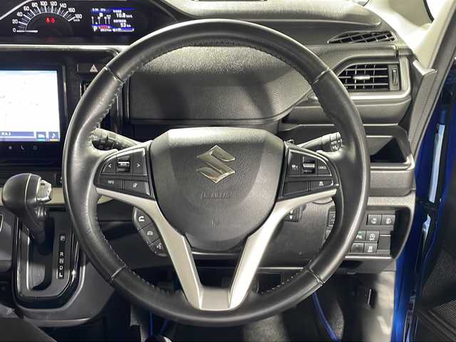 スズキ ソリオ HV MZ 沖縄県 2021(令3)年 2.9万km スピーディーブルーM 禁煙車　/ワンオーナー　/純正９インチナビ　TVキャンセラー付き/（フルセグＴＶ　ＣＤ　ＤＶＤ　Ｂｌｕｅｔｏｏｔｈ）/全方位カメラ　/ＨＵＤ（ヘッドアップディスプレイ）/デュアルブレーキサポート　/コーナーセンサー/両側パワースライドドア　/全方位ドライブレコーダー　/ビルトインＥＴＣ/クルーズコントロール/ステアリングスイッチ/革調シートカバー/投影ドアカーテシランプ