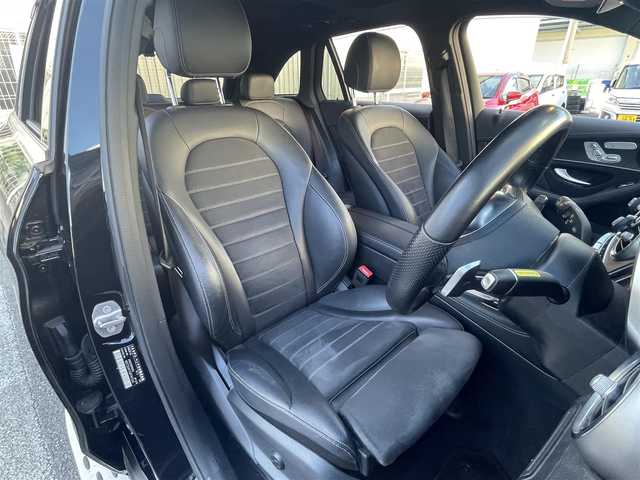 メルセデス・ベンツ ＧＬＣ２２０ d 4マチック AMGライン 大阪府 2020(令2)年 7.9万km オブシディアンブラック ワンオーナー/純正１０．３インチナビ/（フルセグ／ＢＴ）/サンルーフ/レーダークルーズコントロール/全方位モニター/ブラインドスポットモニター/パドルシフト/コーナーセンサー/衝突軽減システム/レーンキープアシスト/電動リアゲート/ハーフレザー（ブラック）/前席パワーシート/前席メモリーシート/全席シートヒーター/前後ドライブレコーダー/ETC2.0/純正19インチAW/保証書/取り扱い説明書/スペアキー