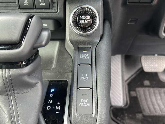 トヨタ ランドクルーザー ２５０ VX 茨城県 2024(令6)年 1.1万km ブラック ワンオーナー/サンルーフ/12.3インチディスプレイオーディオ＆ナビ機能有/(BT・ラジオ再生・Applecarplay)/レーダークルーズコントロール/レーンアシスト/プリクラッシュセーフティ/本革レザーシート/シートベンチレーション/パワーシート/アラウンドビューカメラ/ビルトインETC/ドライブレコーダー/オートライト/LEDヘッドライト/純正18inアルミホイール/フロアマット/スマートキー/スペアキー/取扱説明書/保証書