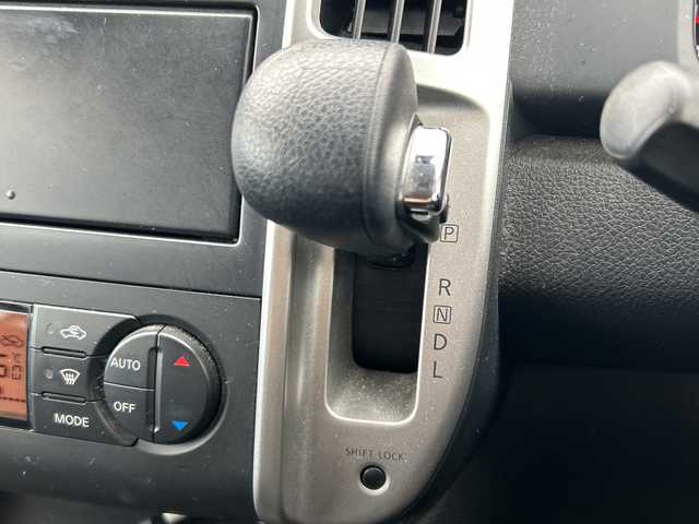 日産 セレナ 20S 秋田県 2009(平21)年 17.1万km ブリリアントシルバー ・リモコンキー/・バックカメラ/・ＥＴＣ/・オートライト/・純正メモリナビ/　ＣＤ，ＤＶＤ再生機能有/・両側スライドドア/・３列シート/・ＣＬＥＡＮ　ＩＯＮ/・純正フロアマット/・オートエアコン/・ドアバイザー/・リモコンキー/・夏タイヤ積込