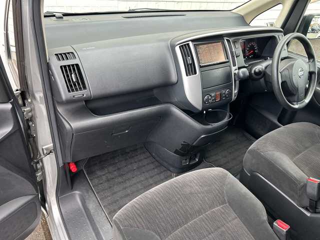 日産 セレナ 20S 秋田県 2009(平21)年 17.1万km ブリリアントシルバー ・リモコンキー/・バックカメラ/・ＥＴＣ/・オートライト/・純正メモリナビ/　ＣＤ，ＤＶＤ再生機能有/・両側スライドドア/・３列シート/・ＣＬＥＡＮ　ＩＯＮ/・純正フロアマット/・オートエアコン/・ドアバイザー/・リモコンキー/・夏タイヤ積込