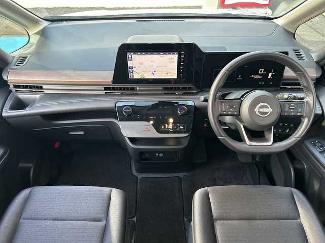 日産 セレナ ハイウェイスター V 広島県 2023(令5)年 2.8万km プリズムホワイト 禁煙/エマージェンシーブレーキ/車線逸脱警報/プロパイロット/ふらつき警報/踏み間違え防止/標識認識/先行車発進告知/コーナーセンサー/BSW/純正９型ナビ（MM222D-L）/・フルセグ/Bluetooth/SD/アラウンドビューモニター/純正フリップダウンモニター/両側パワースライドドア/革巻きステアリング/パドルシフト/LEDヘッドライト/フォグランプ/オートライト/電動パーキングブレーキ/オートホールド/ヘッドライトレベライザー/スマートキー/プッシュスタート/スペアキー/ドライブレコーダー（DC-XR2）/ETC/純正１６インチアルミホイール