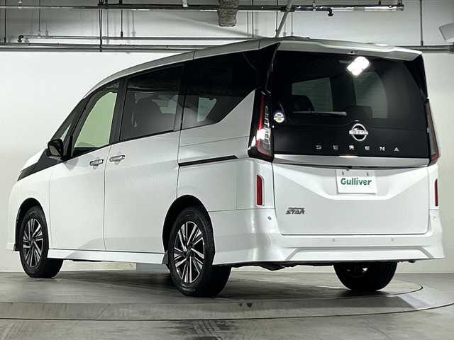日産 セレナ ハイウェイスター V 広島県 2023(令5)年 2.8万km プリズムホワイト 禁煙/エマージェンシーブレーキ/車線逸脱警報/プロパイロット/ふらつき警報/踏み間違え防止/標識認識/先行車発進告知/コーナーセンサー/BSW/純正９型ナビ（MM222D-L）/・フルセグ/Bluetooth/SD/アラウンドビューモニター/純正フリップダウンモニター/両側パワースライドドア/革巻きステアリング/パドルシフト/LEDヘッドライト/フォグランプ/オートライト/電動パーキングブレーキ/オートホールド/ヘッドライトレベライザー/スマートキー/プッシュスタート/スペアキー/ドライブレコーダー（DC-XR2）/ETC/純正１６インチアルミホイール