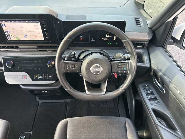 日産 セレナ ハイウェイスター V 広島県 2023(令5)年 2.8万km プリズムホワイト 禁煙/エマージェンシーブレーキ/車線逸脱警報/プロパイロット/ふらつき警報/踏み間違え防止/標識認識/先行車発進告知/コーナーセンサー/BSW/純正９型ナビ（MM222D-L）/・フルセグ/Bluetooth/SD/アラウンドビューモニター/純正フリップダウンモニター/両側パワースライドドア/革巻きステアリング/パドルシフト/LEDヘッドライト/フォグランプ/オートライト/電動パーキングブレーキ/オートホールド/ヘッドライトレベライザー/スマートキー/プッシュスタート/スペアキー/ドライブレコーダー（DC-XR2）/ETC/純正１６インチアルミホイール