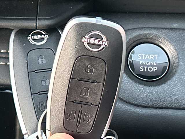 日産 セレナ ハイウェイスター V 広島県 2023(令5)年 2.8万km プリズムホワイト 禁煙/エマージェンシーブレーキ/車線逸脱警報/プロパイロット/ふらつき警報/踏み間違え防止/標識認識/先行車発進告知/コーナーセンサー/BSW/純正９型ナビ（MM222D-L）/・フルセグ/Bluetooth/SD/アラウンドビューモニター/純正フリップダウンモニター/両側パワースライドドア/革巻きステアリング/パドルシフト/LEDヘッドライト/フォグランプ/オートライト/電動パーキングブレーキ/オートホールド/ヘッドライトレベライザー/スマートキー/プッシュスタート/スペアキー/ドライブレコーダー（DC-XR2）/ETC/純正１６インチアルミホイール