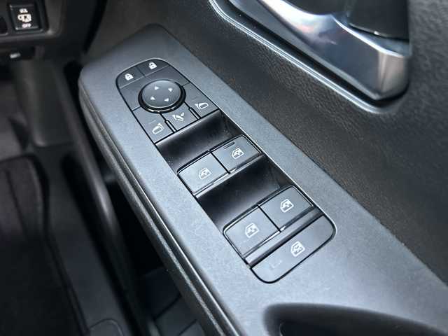 日産 セレナ ハイウェイスター V 広島県 2023(令5)年 2.8万km プリズムホワイト 禁煙/エマージェンシーブレーキ/車線逸脱警報/プロパイロット/ふらつき警報/踏み間違え防止/標識認識/先行車発進告知/コーナーセンサー/BSW/純正９型ナビ（MM222D-L）/・フルセグ/Bluetooth/SD/アラウンドビューモニター/純正フリップダウンモニター/両側パワースライドドア/革巻きステアリング/パドルシフト/LEDヘッドライト/フォグランプ/オートライト/電動パーキングブレーキ/オートホールド/ヘッドライトレベライザー/スマートキー/プッシュスタート/スペアキー/ドライブレコーダー（DC-XR2）/ETC/純正１６インチアルミホイール