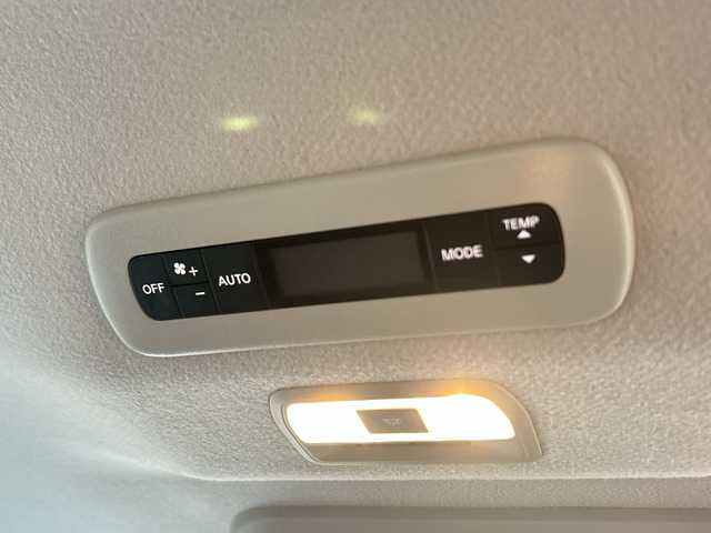 日産 セレナ ハイウェイスター V 広島県 2023(令5)年 2.8万km プリズムホワイト 禁煙/エマージェンシーブレーキ/車線逸脱警報/プロパイロット/ふらつき警報/踏み間違え防止/標識認識/先行車発進告知/コーナーセンサー/BSW/純正９型ナビ（MM222D-L）/・フルセグ/Bluetooth/SD/アラウンドビューモニター/純正フリップダウンモニター/両側パワースライドドア/革巻きステアリング/パドルシフト/LEDヘッドライト/フォグランプ/オートライト/電動パーキングブレーキ/オートホールド/ヘッドライトレベライザー/スマートキー/プッシュスタート/スペアキー/ドライブレコーダー（DC-XR2）/ETC/純正１６インチアルミホイール