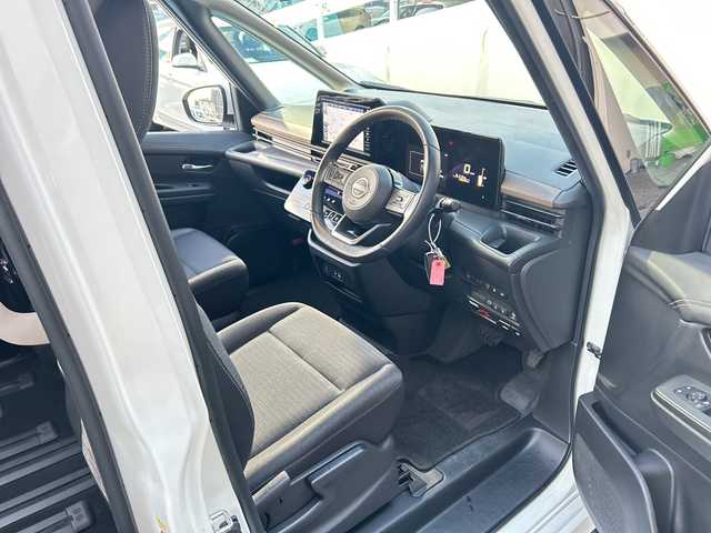 日産 セレナ ハイウェイスター V 広島県 2023(令5)年 2.8万km プリズムホワイト 禁煙/エマージェンシーブレーキ/車線逸脱警報/プロパイロット/ふらつき警報/踏み間違え防止/標識認識/先行車発進告知/コーナーセンサー/BSW/純正９型ナビ（MM222D-L）/・フルセグ/Bluetooth/SD/アラウンドビューモニター/純正フリップダウンモニター/両側パワースライドドア/革巻きステアリング/パドルシフト/LEDヘッドライト/フォグランプ/オートライト/電動パーキングブレーキ/オートホールド/ヘッドライトレベライザー/スマートキー/プッシュスタート/スペアキー/ドライブレコーダー（DC-XR2）/ETC/純正１６インチアルミホイール