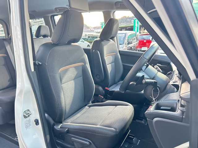 日産 セレナ ハイウェイスター V 広島県 2023(令5)年 2.8万km プリズムホワイト 禁煙/エマージェンシーブレーキ/車線逸脱警報/プロパイロット/ふらつき警報/踏み間違え防止/標識認識/先行車発進告知/コーナーセンサー/BSW/純正９型ナビ（MM222D-L）/・フルセグ/Bluetooth/SD/アラウンドビューモニター/純正フリップダウンモニター/両側パワースライドドア/革巻きステアリング/パドルシフト/LEDヘッドライト/フォグランプ/オートライト/電動パーキングブレーキ/オートホールド/ヘッドライトレベライザー/スマートキー/プッシュスタート/スペアキー/ドライブレコーダー（DC-XR2）/ETC/純正１６インチアルミホイール