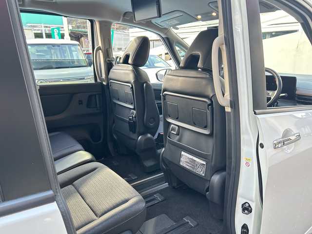 日産 セレナ ハイウェイスター V 広島県 2023(令5)年 2.8万km プリズムホワイト 禁煙/エマージェンシーブレーキ/車線逸脱警報/プロパイロット/ふらつき警報/踏み間違え防止/標識認識/先行車発進告知/コーナーセンサー/BSW/純正９型ナビ（MM222D-L）/・フルセグ/Bluetooth/SD/アラウンドビューモニター/純正フリップダウンモニター/両側パワースライドドア/革巻きステアリング/パドルシフト/LEDヘッドライト/フォグランプ/オートライト/電動パーキングブレーキ/オートホールド/ヘッドライトレベライザー/スマートキー/プッシュスタート/スペアキー/ドライブレコーダー（DC-XR2）/ETC/純正１６インチアルミホイール