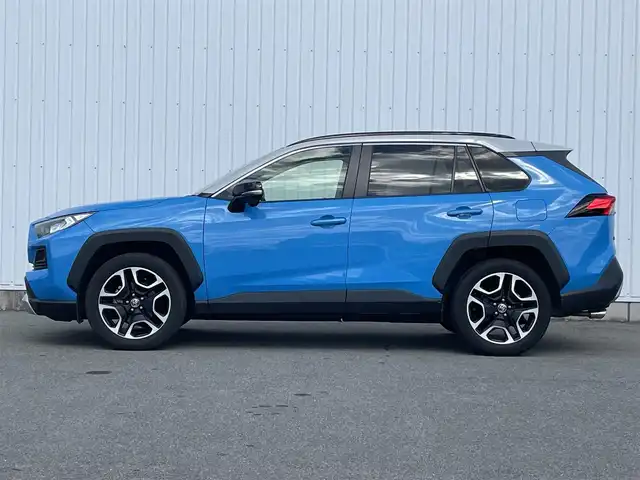 トヨタ ＲＡＶ４ アドベンチャー 福岡県 2019(令1)年 2.8万km アッシュグレーメタリック/シアンメタリック ルーフレール/黒革シート/純正ナビ（ＮＳＣＮ－Ｗ６８）/バックカメラ/衝突軽減/レーダークルーズコントロール/パワーシート/スマートキー/プッシュスタート/レーンアシスト/ＥＴＣ/純正１９インチアルミ