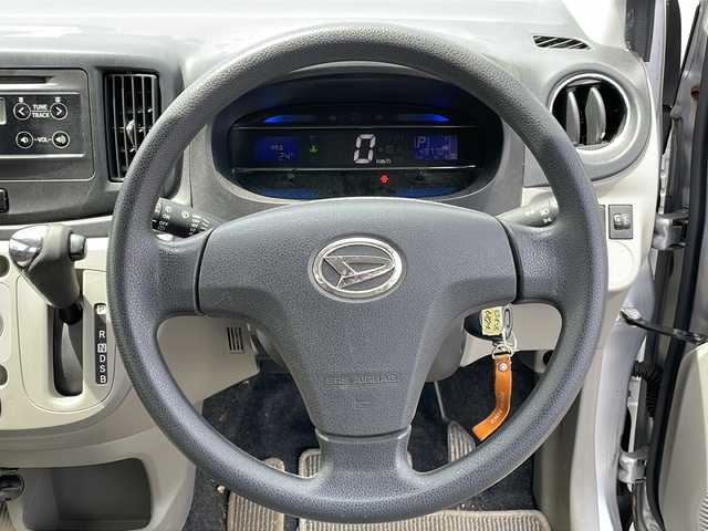 ダイハツ ミラ イース Xf スマートセレクションSA 岩手県 2014(平26)年 5万km ブライトシルバーメタリック AM/FM/CD/純正オーディオ/ABS/衝突被害軽減ブレーキ/横滑り防止装置/アイドリングストップ/電動格納ミラー/純正ホイールキャップ/純正フロアマット/純正ドアバイザー/保証書/取扱説明書