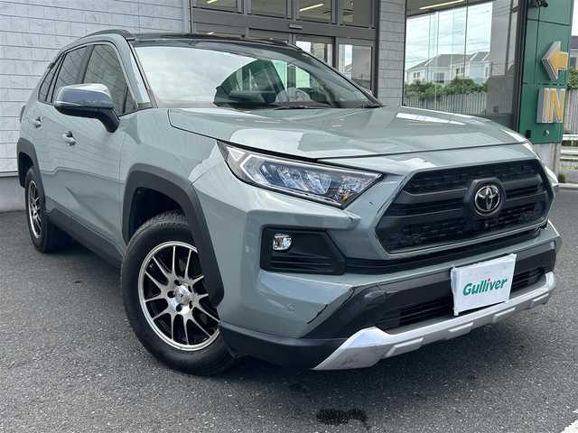 トヨタ ＲＡＶ４ アドベンチャー 埼玉県 2023(令5)年 2.7万km アーバンカーキ サンルーフ/4WD/純正ディスプレイオーディオ/（フルセグTV/AM/FM/Miracast/BT）/トヨタセーフティーセンス/・オートマチックハイビーム/・レーダークルーズコントロール/・レーンキープアシスト/バックカメラ/フロントカメラ/アラウンドビューモニター/電動リアゲート/ビルドインETC2.0/BSM/コーナーセンサー前後/MTモード付AT/D席メモリー付きパワーシート/前席エアーシート/純正フロアマット/純正17インチAW（4本車載）/横滑り防止/革巻きステアリング/ステアリングヒーター/ステアリングスイッチ/電子パーキング/電格格納ミラー/Pスタート/スマートキー１本/車両/ナビ取扱説明書/保証書