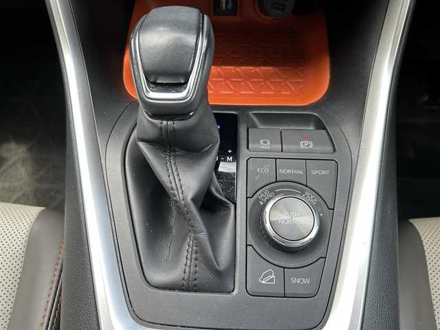 トヨタ ＲＡＶ４ アドベンチャー 埼玉県 2023(令5)年 2.7万km アーバンカーキ サンルーフ/4WD/純正ディスプレイオーディオ/（フルセグTV/AM/FM/Miracast/BT）/トヨタセーフティーセンス/・オートマチックハイビーム/・レーダークルーズコントロール/・レーンキープアシスト/バックカメラ/フロントカメラ/アラウンドビューモニター/電動リアゲート/ビルドインETC2.0/BSM/コーナーセンサー前後/MTモード付AT/D席メモリー付きパワーシート/前席エアーシート/純正フロアマット/純正17インチAW（4本車載）/横滑り防止/革巻きステアリング/ステアリングヒーター/ステアリングスイッチ/電子パーキング/電格格納ミラー/Pスタート/スマートキー１本/車両/ナビ取扱説明書/保証書