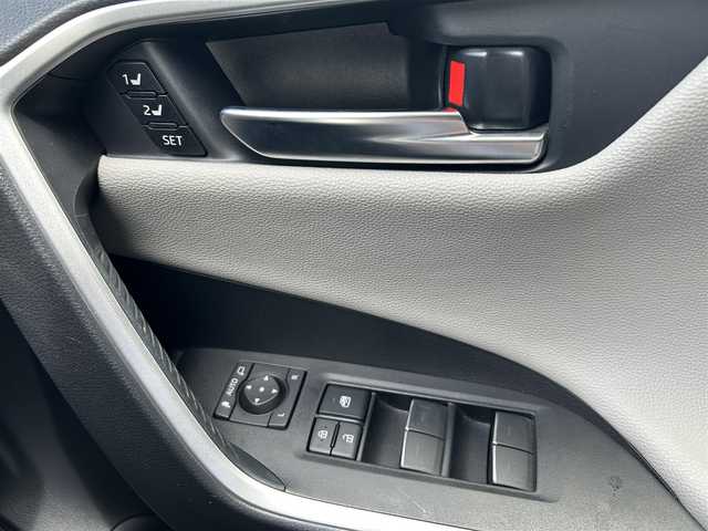 トヨタ ＲＡＶ４ アドベンチャー 埼玉県 2023(令5)年 2.7万km アーバンカーキ サンルーフ/4WD/純正ディスプレイオーディオ/（フルセグTV/AM/FM/Miracast/BT）/トヨタセーフティーセンス/・オートマチックハイビーム/・レーダークルーズコントロール/・レーンキープアシスト/バックカメラ/フロントカメラ/アラウンドビューモニター/電動リアゲート/ビルドインETC2.0/BSM/コーナーセンサー前後/MTモード付AT/D席メモリー付きパワーシート/前席エアーシート/純正フロアマット/純正17インチAW（4本車載）/横滑り防止/革巻きステアリング/ステアリングヒーター/ステアリングスイッチ/電子パーキング/電格格納ミラー/Pスタート/スマートキー１本/車両/ナビ取扱説明書/保証書