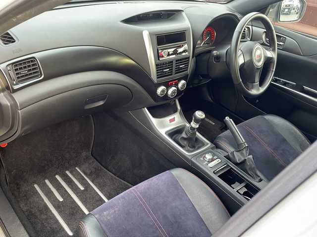 スバル インプレッサ ＷＲＸ STi 青森県 2011(平23)年 9.2万km サテンホワイトパール 4WD・ターボ/社外オーディオ/アルカンターラ/革コンビシート/運転席パワーシート/ETC/前後ドライブレコーダー/純正フロアマット/プッシュスタート/スマートキー/HIDヘッドライト/フォグランプ/OP BBS製純正18インチアルミ