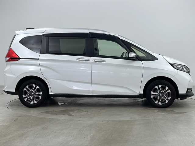ホンダ フリード クロスター ホンダセンシング 道央・札幌 2020(令2)年 5.8万km プラチナホワイトパール ・ワンオーナー/・寒冷地仕様/・純正ナビ&CD&DVD&BT/・バックカメラ/・ホンダセンシング/・衝突被害軽減ブレーキ/・誤発進抑制機能/・後方誤発進抑制機能/・歩行者事故低減ステアリング/・路外逸脱抑制機能/・クルーズコントロール/・車線維持支援システム/・トラフィックジャムアシスト/・先行車発進お知らせ機能/・標識認識機能/・パーキングセンサーシステム/・横滑り防止装置/・アイドリングストップ/・ECONボタン/・純正前後ドライブレコーダー/・ビルトインETC/・前席シートヒーター/・ハーフレザーシート/・ルーフレール/・革巻きステアリング/・プッシュスタート/・純正フロアマット/・LEDヘッドライト/・フォグランプ/・オートライト/・スマートキー/・スペアキー/・社外AWスタッドレスタイヤ/・保証書/・取扱説明書