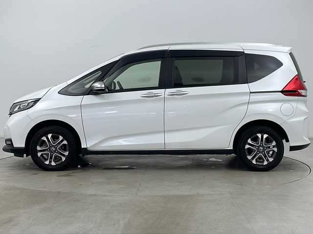 ホンダ フリード クロスター ホンダセンシング 道央・札幌 2020(令2)年 5.8万km プラチナホワイトパール ・ワンオーナー/・寒冷地仕様/・純正ナビ&CD&DVD&BT/・バックカメラ/・ホンダセンシング/・衝突被害軽減ブレーキ/・誤発進抑制機能/・後方誤発進抑制機能/・歩行者事故低減ステアリング/・路外逸脱抑制機能/・クルーズコントロール/・車線維持支援システム/・トラフィックジャムアシスト/・先行車発進お知らせ機能/・標識認識機能/・パーキングセンサーシステム/・横滑り防止装置/・アイドリングストップ/・ECONボタン/・純正前後ドライブレコーダー/・ビルトインETC/・前席シートヒーター/・ハーフレザーシート/・ルーフレール/・革巻きステアリング/・プッシュスタート/・純正フロアマット/・LEDヘッドライト/・フォグランプ/・オートライト/・スマートキー/・スペアキー/・社外AWスタッドレスタイヤ/・保証書/・取扱説明書