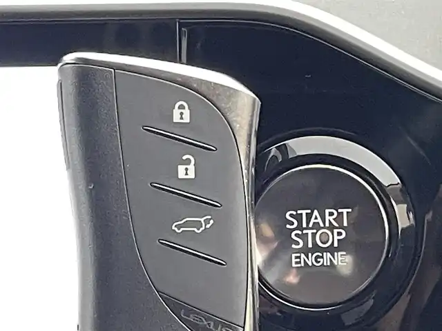 レクサス ＮＸ 250 バージョンL 熊本県 2023(令5)年 2.8万km グラファイトブラックガラスフレーク ワンオーナー　/純正14インチディスプレイオーディオ（ＡｐｐｌＣａｒＰｌａｙ・ＡｎｄｒｏｉｄＡｕｔｏ・ＢＴ・フルセグ・ＵＳＢ）/アラウンドビューモニター　/レクサスセーフティシステム/・プリクラッシュセーフティ/・プロアクティブドライビングアシスト/・レーンキープアシスト/・ロードサインアシスト/・ブラインドスポットモニター/・リアクロストラフィックアラート/・アダブティブクルーズコントロール/・先行車発進お知らせ機能/・オートハイビーム/横滑り防止/全席シートヒーター　/前席エアーシート　/前後クリアランスソナー/パワーバックドア/ステアリングヒーター/ヘッドアップディスプレイ/レザーシート/純正フロアマット/純正２０インチAW/オートライト/オートマチックハイビーム/フォグライト/スマートキー/プッシュスタート/スペアキー1本