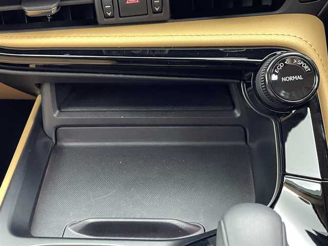 レクサス ＮＸ 250 バージョンL 熊本県 2023(令5)年 2.8万km グラファイトブラックガラスフレーク ワンオーナー　/純正14インチディスプレイオーディオ（ＡｐｐｌＣａｒＰｌａｙ・ＡｎｄｒｏｉｄＡｕｔｏ・ＢＴ・フルセグ・ＵＳＢ）/アラウンドビューモニター　/レクサスセーフティシステム/・プリクラッシュセーフティ/・プロアクティブドライビングアシスト/・レーンキープアシスト/・ロードサインアシスト/・ブラインドスポットモニター/・リアクロストラフィックアラート/・アダブティブクルーズコントロール/・先行車発進お知らせ機能/・オートハイビーム/横滑り防止/全席シートヒーター　/前席エアーシート　/前後クリアランスソナー/パワーバックドア/ステアリングヒーター/ヘッドアップディスプレイ/レザーシート/純正フロアマット/純正２０インチAW/オートライト/オートマチックハイビーム/フォグライト/スマートキー/プッシュスタート/スペアキー1本