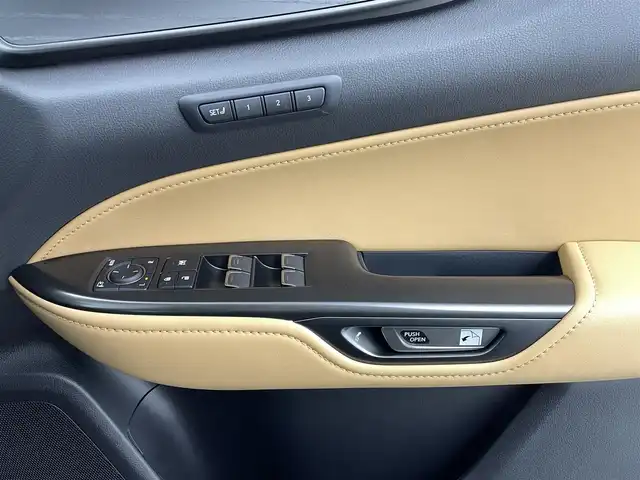 レクサス ＮＸ 250 バージョンL 熊本県 2023(令5)年 2.8万km グラファイトブラックガラスフレーク ワンオーナー　/純正14インチディスプレイオーディオ（ＡｐｐｌＣａｒＰｌａｙ・ＡｎｄｒｏｉｄＡｕｔｏ・ＢＴ・フルセグ・ＵＳＢ）/アラウンドビューモニター　/レクサスセーフティシステム/・プリクラッシュセーフティ/・プロアクティブドライビングアシスト/・レーンキープアシスト/・ロードサインアシスト/・ブラインドスポットモニター/・リアクロストラフィックアラート/・アダブティブクルーズコントロール/・先行車発進お知らせ機能/・オートハイビーム/横滑り防止/全席シートヒーター　/前席エアーシート　/前後クリアランスソナー/パワーバックドア/ステアリングヒーター/ヘッドアップディスプレイ/レザーシート/純正フロアマット/純正２０インチAW/オートライト/オートマチックハイビーム/フォグライト/スマートキー/プッシュスタート/スペアキー1本