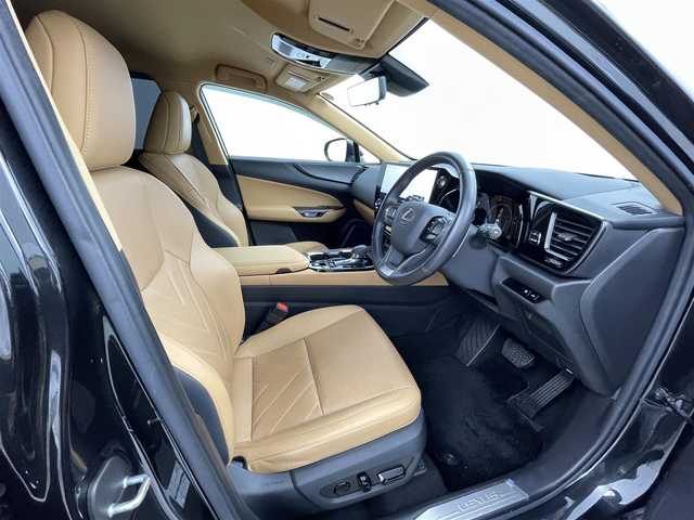 レクサス ＮＸ 250 バージョンL 熊本県 2023(令5)年 2.8万km グラファイトブラックガラスフレーク ワンオーナー　/純正14インチディスプレイオーディオ（ＡｐｐｌＣａｒＰｌａｙ・ＡｎｄｒｏｉｄＡｕｔｏ・ＢＴ・フルセグ・ＵＳＢ）/アラウンドビューモニター　/レクサスセーフティシステム/・プリクラッシュセーフティ/・プロアクティブドライビングアシスト/・レーンキープアシスト/・ロードサインアシスト/・ブラインドスポットモニター/・リアクロストラフィックアラート/・アダブティブクルーズコントロール/・先行車発進お知らせ機能/・オートハイビーム/横滑り防止/全席シートヒーター　/前席エアーシート　/前後クリアランスソナー/パワーバックドア/ステアリングヒーター/ヘッドアップディスプレイ/レザーシート/純正フロアマット/純正２０インチAW/オートライト/オートマチックハイビーム/フォグライト/スマートキー/プッシュスタート/スペアキー1本