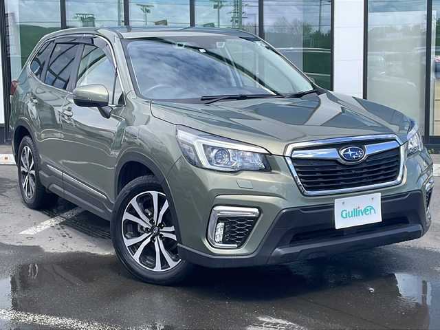 スバル フォレスター プレミアム 道東・釧路十勝 2020(令2)年 5.6万km ジャスパーグリーンM ・４WD/・純正８V型ナビ/（AM・FM・CD・DVD・フルセグ）/・バックカメラ/・スマートキー/・プッシュスタート/・パワーバックドア/・ハーフレザーシート/・前席シートヒーター/・レーンキープアシスト/・ドアバイザー/・電動格納ミラー/・革巻きステアリング/・パドルシフト/・ミラーヒーター/・ETC/・ステアリングヒーター/・レーダークルーズコントロール/・LEDヘッドライト/・LEDフォグライト/・オートライト/・アイドリングストップ/・横滑り防止装置/・社外アルミホイール付冬タイヤ積込