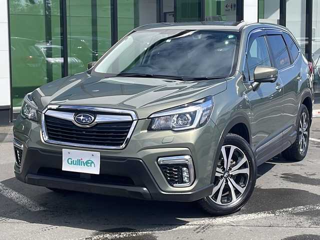 スバル フォレスター プレミアム 道東・釧路十勝 2020(令2)年 5.6万km ジャスパーグリーンM ・４WD/・純正８V型ナビ/（AM・FM・CD・DVD・フルセグ）/・バックカメラ/・スマートキー/・プッシュスタート/・パワーバックドア/・ハーフレザーシート/・前席シートヒーター/・レーンキープアシスト/・ドアバイザー/・電動格納ミラー/・革巻きステアリング/・パドルシフト/・ミラーヒーター/・ETC/・ステアリングヒーター/・レーダークルーズコントロール/・LEDヘッドライト/・LEDフォグライト/・オートライト/・アイドリングストップ/・横滑り防止装置/・社外アルミホイール付冬タイヤ積込