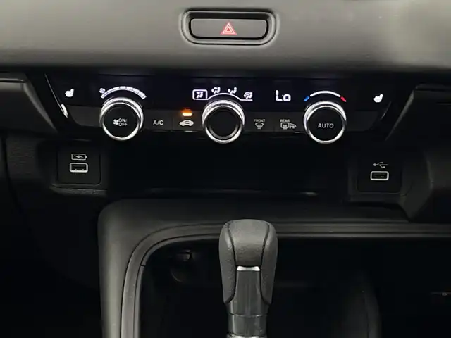 ホンダ ヴェゼル ハイブリッド e:HEV X 新潟県 2024(令6)年 8万km メテオロイドグレーメタリック 4WD/CMBS/純正SDナビ/　CD/DVD/Bluetooth/フルセグTV/バックカメラ/レーダークルーズコントロール/LEDヘッドライト/フォグランプ/シートヒーター/純正16インチアルミホイール/パドルシフト/チップアップシート/レーンキープアシスト/踏み間違い衝突軽減システム/前後ドラレコ/サイドミラーヒーター/電格ミラー/ウィンカーミラー/スマートキー/ビルトインETC