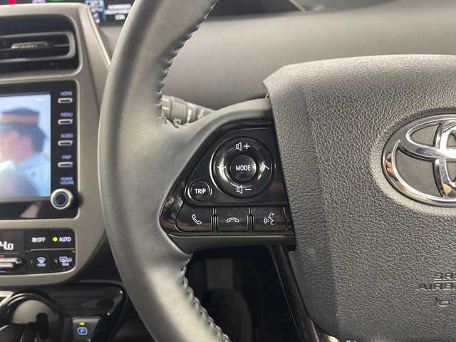 トヨタ プリウス S ツーリングセレ ブラックED 埼玉県 2022(令4)年 2.6万km プラチナホワイトパールマイカ 純正モデリスタエアロ/純正ナビ/(Bluetooth/USB/AM/FM)/地デジフルセグ/全方位カメラ/ETC2.0/AC100V/アダプティブクルーズコントロール/衝突軽減ブレーキ/車線逸脱警報/オートマチックハイビーム/クリアランスソナー/ドライブモードセレクト/運転席・助手席シートヒーター/プッシュスタート/ステアリングリモコン/ウィンカー・電動格納ミラー/フロントフォグランプ/純正ドアバイザー/純正17インチアルミホイール