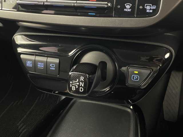 トヨタ プリウス S ツーリングセレ ブラックED 埼玉県 2022(令4)年 2.6万km プラチナホワイトパールマイカ 純正モデリスタエアロ/純正ナビ/(Bluetooth/USB/AM/FM)/地デジフルセグ/全方位カメラ/ETC2.0/AC100V/アダプティブクルーズコントロール/衝突軽減ブレーキ/車線逸脱警報/オートマチックハイビーム/クリアランスソナー/ドライブモードセレクト/運転席・助手席シートヒーター/プッシュスタート/ステアリングリモコン/ウィンカー・電動格納ミラー/フロントフォグランプ/純正ドアバイザー/純正17インチアルミホイール