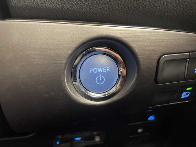 トヨタ プリウス S ツーリングセレ ブラックED 埼玉県 2022(令4)年 2.6万km プラチナホワイトパールマイカ 純正モデリスタエアロ/純正ナビ/(Bluetooth/USB/AM/FM)/地デジフルセグ/全方位カメラ/ETC2.0/AC100V/アダプティブクルーズコントロール/衝突軽減ブレーキ/車線逸脱警報/オートマチックハイビーム/クリアランスソナー/ドライブモードセレクト/運転席・助手席シートヒーター/プッシュスタート/ステアリングリモコン/ウィンカー・電動格納ミラー/フロントフォグランプ/純正ドアバイザー/純正17インチアルミホイール