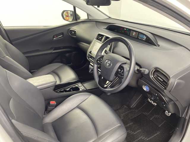 トヨタ プリウス S ツーリングセレ ブラックED 埼玉県 2022(令4)年 2.6万km プラチナホワイトパールマイカ 純正モデリスタエアロ/純正ナビ/(Bluetooth/USB/AM/FM)/地デジフルセグ/全方位カメラ/ETC2.0/AC100V/アダプティブクルーズコントロール/衝突軽減ブレーキ/車線逸脱警報/オートマチックハイビーム/クリアランスソナー/ドライブモードセレクト/運転席・助手席シートヒーター/プッシュスタート/ステアリングリモコン/ウィンカー・電動格納ミラー/フロントフォグランプ/純正ドアバイザー/純正17インチアルミホイール