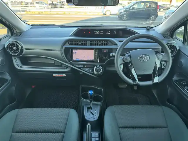 トヨタ アクア 滋賀県 2017(平29)年 8万km ライムホワイトパールクリスタルシャイン ワンオーナー/純正ナビ/　地デジ Bluetooth CD DVD SD/バックカメラ/Toyota Safety Sense C/プリクラッシュセーフティシステム/（レーザーレーダー＋単眼カメラ方式）/レーンディパーチャーアラート/オートマチックハイビーム/ドライブレコーダー/ヘッドライトレベライザー /スマートキー×2/プッシュスタート/純正フロアマット/純正ドアバイザー/